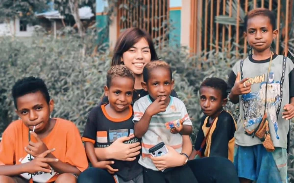 Foto Kezia bersama anak Papua dalam program Pelita dari Timur (Foto: dokumen pribadi)