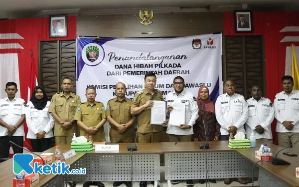 Foto Bupati Freddy Thie bersama Sekretaris Daerah Donald R Wakum serta Ketua KPU Chandra Kirana dan Ketua Bawaslu Siti Nurliah Indah Purwanti foto bersama setelah penandatanganan dana hibah Pilkada 2024 (foto Humas Pemkab Kaimana)