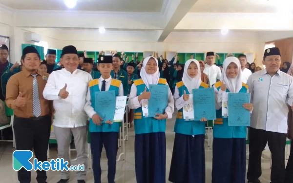 Foto Siswa dan siswi SMP Insan Cendekia Tuban  meraih juara olimpiade (07/11/2023)(Foto Ahmad Istihar/Ketik.co.id)