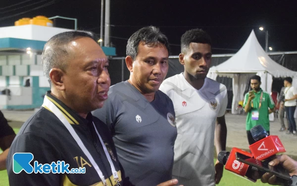 Foto Waketum PSSI Zainudin Amali (dari kiri), Pelatih Timnas Indonesia Bima Sakti (Tengah) dan pemainbtimnas saat presconference, Selasa (7/11/2023). (Foto : Khaesar/Ketik.co.id)