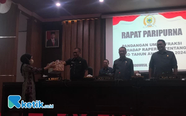 Foto Pj Bupati Bambang Soekwanto saat menyerahkan donasi pada petugas usai Rapat Paripurna didampingi Ketua DPRD Ahmad Dhafir (tengah), dan Wakil Ketua DPRD Sinung Sudrajat (Ari Pangistu for ketik.co.id)