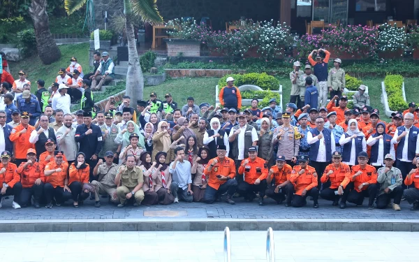 Foto Gubernur Khofifah berfoto bersama segenap pihak yang mengikuti apel siaga darurat bencana hidrometeorologi. (Foto: Humas Pemprov Jatim)