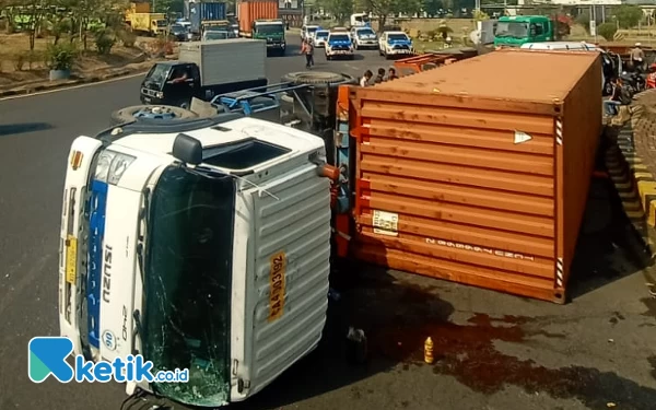 Foto Kecelakaan truk terguling di jalan Tol Perak, Rabu (8/11/2023). (Foto : Khaesar/Ketik.co.id)