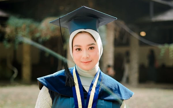 Inspiratif, Kisah Nabilah Raih Double Degree di Usia 21 Tahun