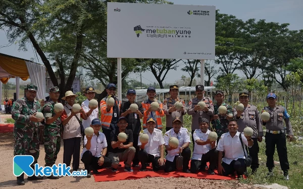 Foto Sekda Tuban dengan perusahan saat petik melon milik kelompok tani Mliwang Metu Banyune (08/11/2023)(Foto Ahmad Istihar/Ketik.co.id)