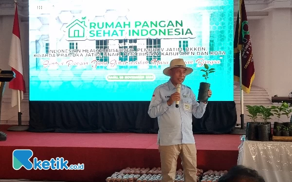 Foto Bendahara IHO Jatim yang juga Penggagas Rumah Pangan Sehat Indonesia, HM Arum Sabil, menjelaskan manfaat tanaman markisa kepada peserta. (Foto: Naufal/Ketik.co.id)