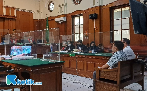 Foto Proses sidanh kasus pembunuhan mahasiswi Ubaya, Kamis (9/11/2023). (Foto: Khaesar/Ketik.co.id)