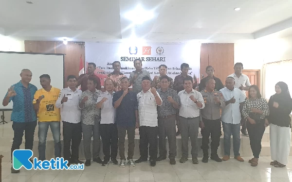 Foto Foto Bareng Pemateri, Pengarah, dan beberapa peserta Seminar Sehari (Foto Mursal Bahtiar/Ketik.co.id)