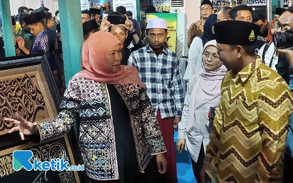 Foto Gubernur Khofifah saat melihat salah satu produk hasil produksi pesantren. (Foto: Husni Habib/Ketik.co.id)