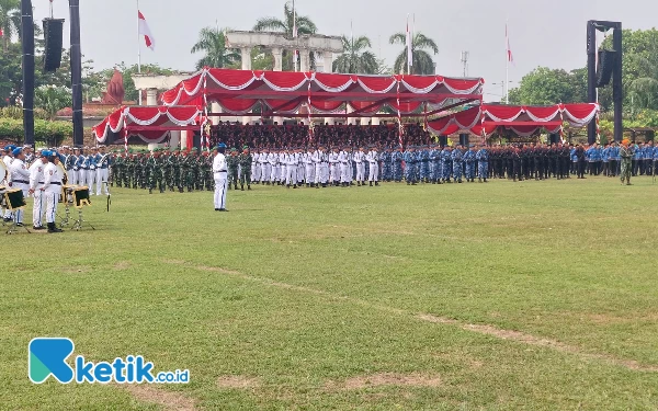 Thumbnail Peserta upacara mengikuti upacara hari pahlawan dengan khidmat.(Foto: Husni Habib/Ketik.co.id)