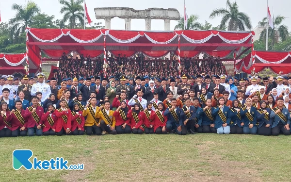 Foto Gubernur Khofifah berfoto bersama para pejabat Forkopimda Jawa Timur dan para peserta upacara. (Foto:Husni Habib/Ketik.co.id)