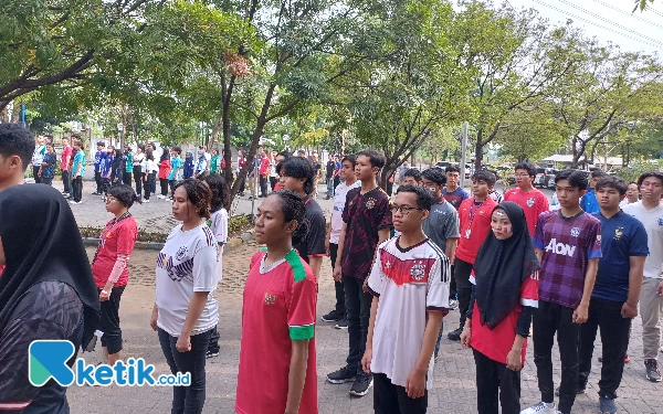 Foto Mahasiswa Universitas Dinamika mengikuti Upacara Hari Pahlawan, Jumat (10/11/2023). (Foto: Khaesar/Ketik.co.id)