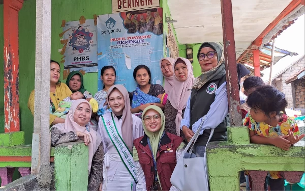 Foto Fani Nurul Fadilah, Finalis Duta Kesehatan Jabar 2023 bersama Ibu-Ibu Posyandu (Foto: dokumen pribadi)