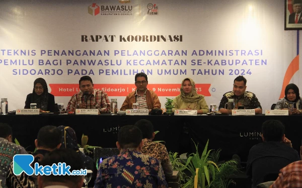 Foto Para komisioner Bawaslu Sidoarjo memberikan penjelasan tentang koordinasi dan pembekalan teknis kepada anggota panwascam dari 18 kecamatan di Sidoarjo. (Foto: Fathur Roziq/Ketik.co.id)