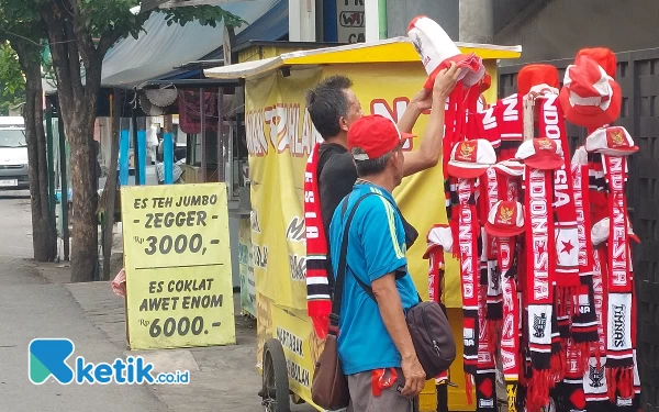 Thumbnail Berita - Pedagang Musiman Penuhi Jalan Akses ke GBT