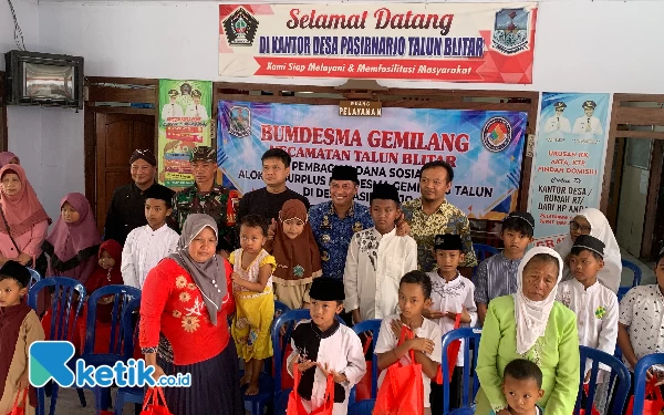 Foto Kepala Desa Pasirharjo Chusana Churori bersama jajaran saat memberikan santunan ke anak yatim piatu, Jumat (10/11/2023) (foto: Favan/ketik.co.id)