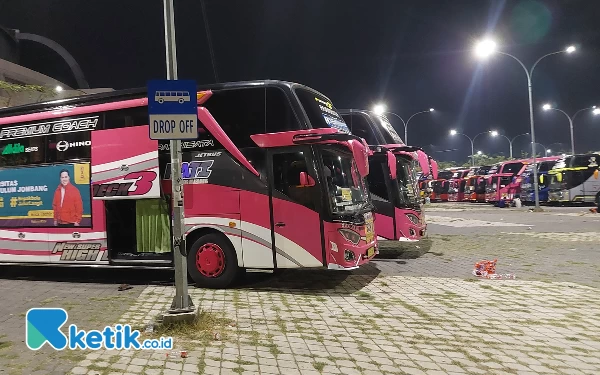 Foto Ratusan Shuttle Bus yang terparkir rapi di Stadion Gelora Bung Tomo.(Foto: Husni Habib/Ketik.co.id)