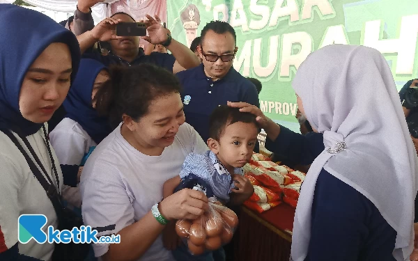 Foto Gubernur Khofifah saat memberikan telur gratis ke masyarakat. (Foto: Lutfia/Ketik.co.id)