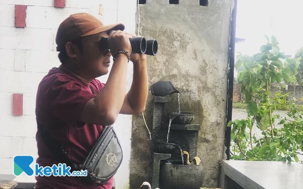 Foto Teropong binocular salah satu fasilitas pengunjung untuk menikmati keindahan alam di Esonja Cafe Malang. (Foto: Dok. Ketik.co.id)