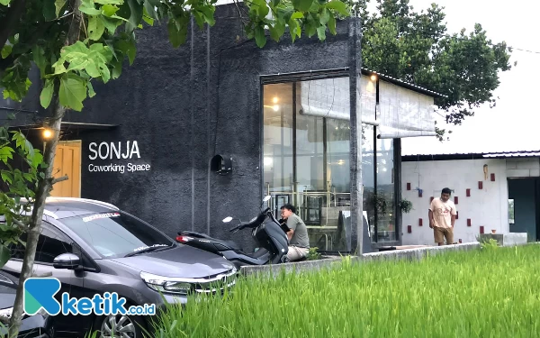 Foto Esonja Cafe didesain dengan konsep semi outdoor kekinian. (Foto: Dok. Ketik.co.id)