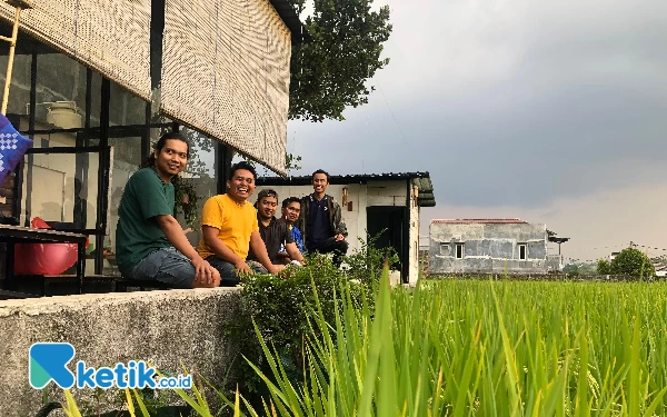 Foto Esonja Cafe tepat berada di samping sawah dengan view gunung Arjuno dan Gunung Kawi. (Foto: Dok. Ketik.co.id)