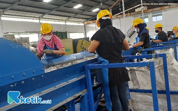 Foto Para pekerja melakukan pemilihan sampah yang dapat didaur ulang di Reko Hub Driyorejo, Sabtu (11/11/2023). (Foto: Khaesar/Ketik.co.id)