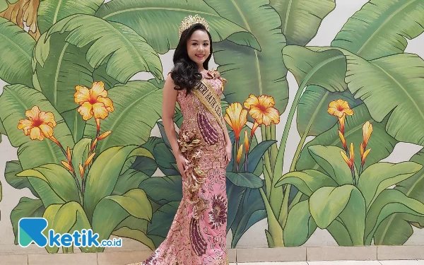 Foto Cheryl tampil anggun dengan busana batik. (Foto: Husni Habib/Ketik.co.id)