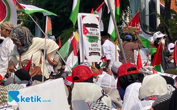 Foto Aksi Super Damai Bela Palestina di Grahadi Surabaya. (Foto: Shinta Miranda/Ketik.co.id)