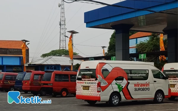 Foto Feeder menjadi salah satu shuttel bus yang disiapkan pemkot Surabaya, Minggu (12/11/2023). (Foto:Khaesar/Ketik.co.id)