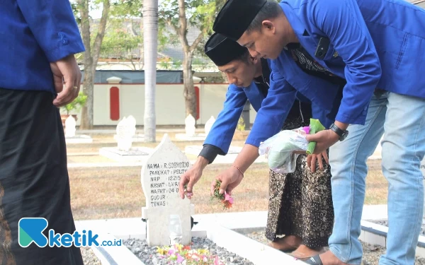 Tabur Bunga di Atas Makam Tidak Bid'ah, Simak Alasannya