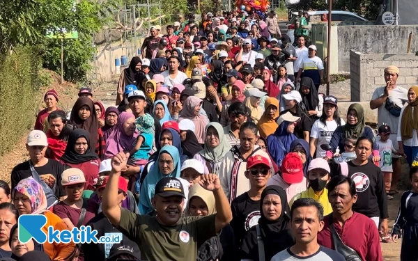 Foto Ramainya peserta yang mengikuti jalan sehat bersama Cak Udin di Kromengan Malang.