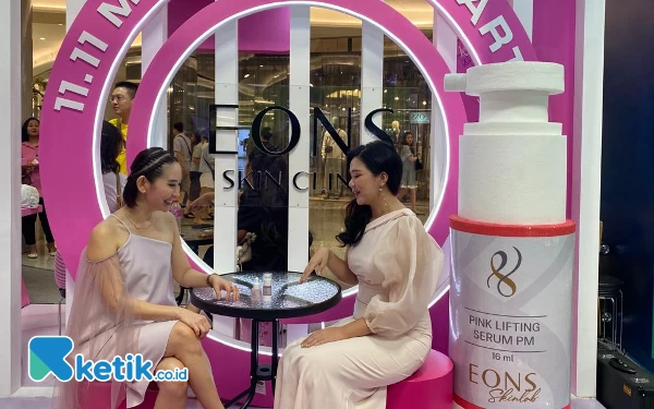 Foto (Kiri) dr. Leni dan Amelia Lin berbincang mengenai Serum Eons Skinlab Pink Lifting Serum AM dan PM. (Foto: Shinta Miranda/Ketik.co.id)