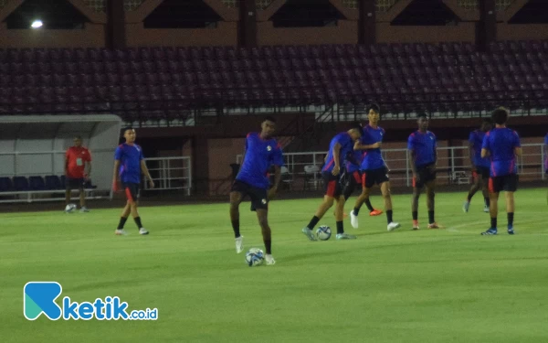 Foto Pemain Panama menjalani latihan di Lapangan Thor Surabaya, Minggu (12/11/2023). (Foto: Khaesar/Ketik.co.id)