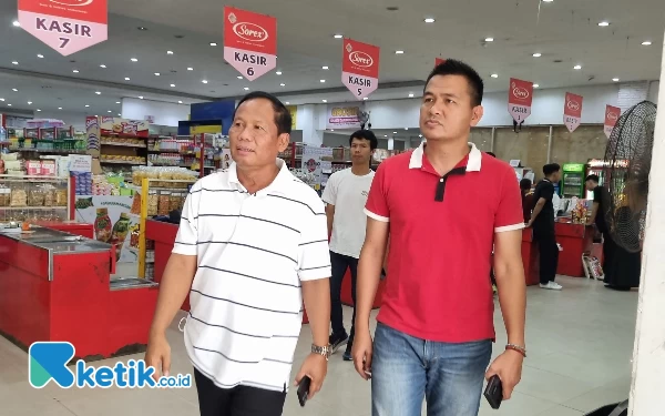 Foto Ponimin mengajak CEO Ketik.co.id Kiagus Firdaus keliling di modern market di bawah Dira Group. (Foto: Naufal/Ketik.co.id)