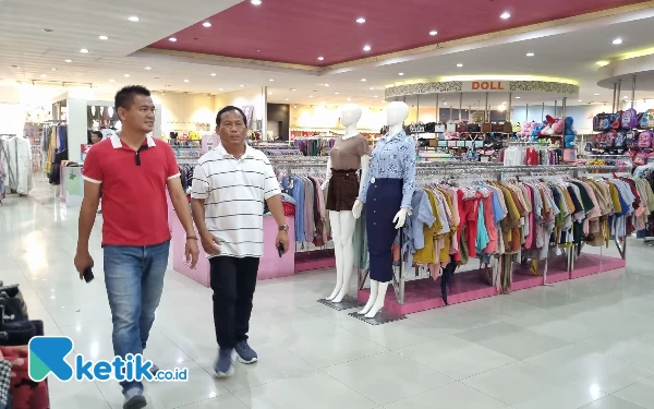 Foto Ponimin dan Kiagus Firdaus keliling di fashion market di bawah Dira Group. (Foto: Naufal/Ketik.co.id)