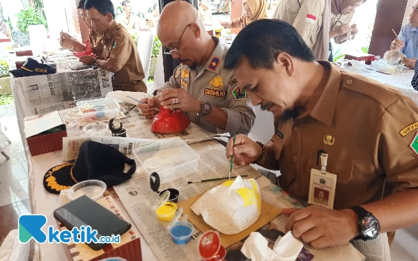 Foto OPD Kota Malang antusias melukis topeng. (Foto: Lutfia/Ketik.co.id)