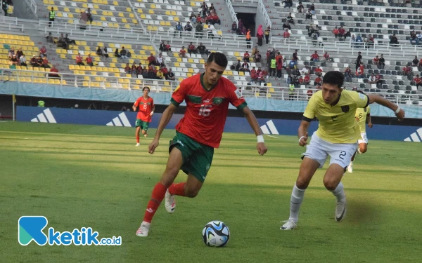 Foto Pemain Maroko mencoba menembus pertahanan Ekuador, Senin (13/11/2023). (Foto:Khaesar/Ketik.co.id)