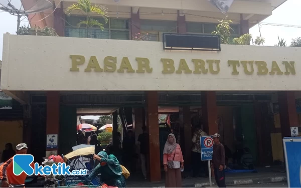 Foto Pasar baru Tuban terlihat landai dan sepi dari depan  (14/11/2023)(Foto Ahmad Istihar/Ketik.co.id)