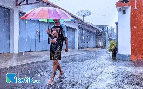 Thumbnail Berita - Hujan Mulai Turun di Pacitan, Penyaluran Air Bersih Masih Berlanjut