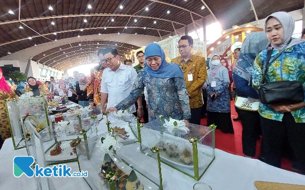 Foto Gubernur Khofifah saat melihat hasil inovasi pangan dari para kelompok tani. (Foto: Husni Habib/Ketik.co.id)