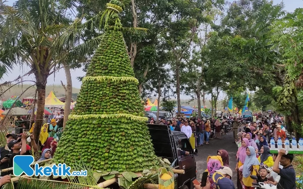 Ribuan Pengunjung Grebek Gunungan 10 Ribu Tape di Tuban