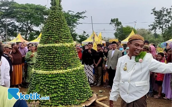 Foto Kades Tawaran Mohammad Arief bersama perangkat desa (15/11/2023)(Foto Ahmad Istihar/Ketik.co.id)