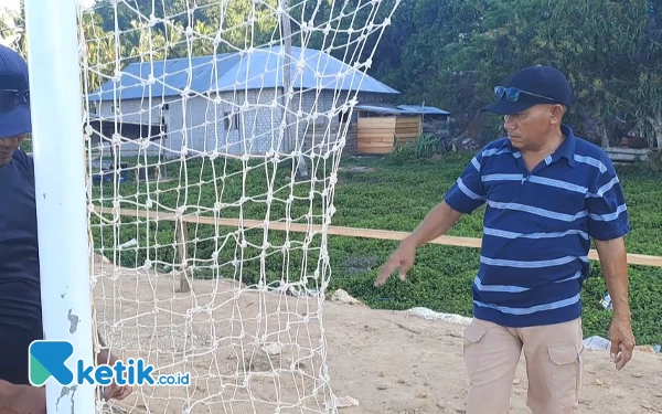 Foto Koordinator Turnamen Bupati Cup II Halmahera Selatan 2023 Rustam Hasib saat mengecek jala gawang pertandingan di Desa Sambiki (Foto Mursal Bahtiar/Ketik.co.id)