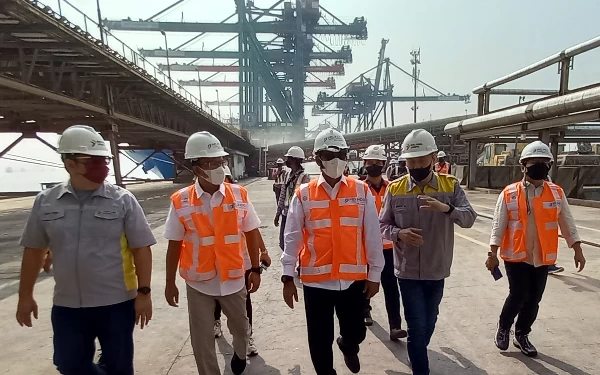 Foto Budi Waseso (tengah) berjalan menuju tempat bongkar muat 20.000 jagung impor di Terminal Teluk Lamong, Surabaya. (Foto: Sumarno/Ketik.co.id)