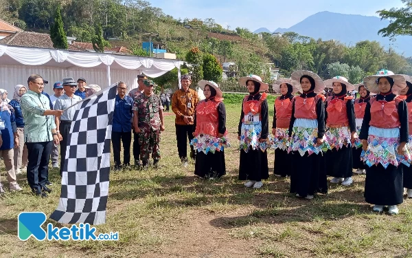 Foto Pj Wali Kota Batu, Aries Agung Paewai memberangkatkan Lomba Gerak Jalan Kreasi Daur Ulang Sampah di lapangan Desa Gunungsari Kecamatan Bumiaji, Kamis (16/11/2023). (Foto: Sholeh/ketik co.id)