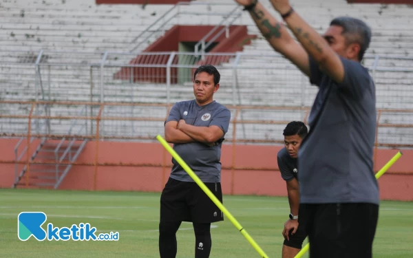 Foto Pelatih Timnas Indonesia Bima Sakti memantau timnya berlatih, Rabu (15/11/2023). (Foto: Khaesar/Ketik.co.id)