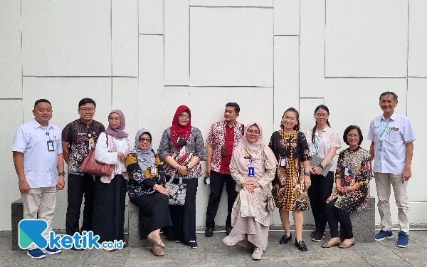 Foto Foto bersama pihak RSSA Malang dan National Hospital Surabaya. (Foto: Naufal/Ketik.co.id)