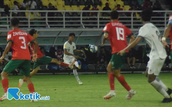 Foto Pemain Indonesia berusaha membongkar pertahanan Maroko, Kamis (16/11/2023). (Foto: Khaesar/Ketik.co.id)