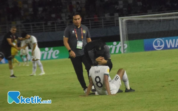 Foto Arkhan Kaka lemas dan dihibur oleh staf pelatih Timnas Indonesia, Kamis (16/11/2023). (Foto: Khaesar/Ketik.co.id)