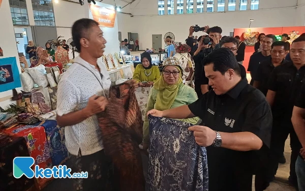 Foto Mentri BUMN Erick Tohir melihat salah satu karya batik dari anak muda Surabaya di Pos Bloc, Kamis (17/11/2023). (Foto: Khaesar/Ketik.co.id)